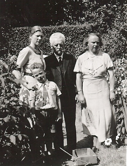 Ida, Anne, Emmy en Otto in Langweer