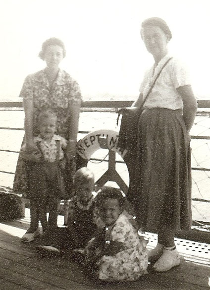 Ma met de kids aan de railing op de Neptunia