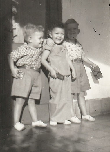 met z'n drieën ( foto gemaakt op 15-6-1954