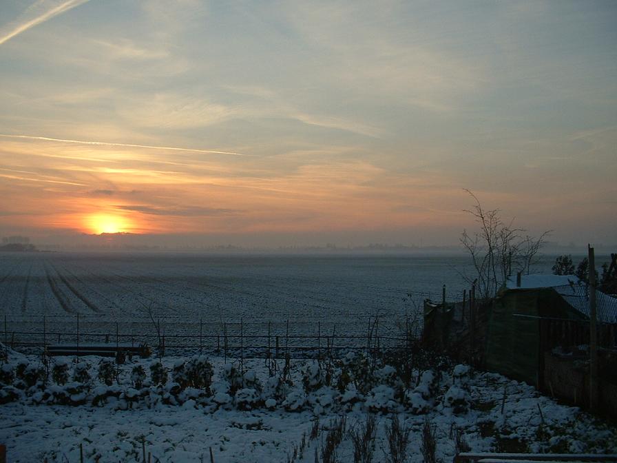 zonsondergang vóór het huis in de winter